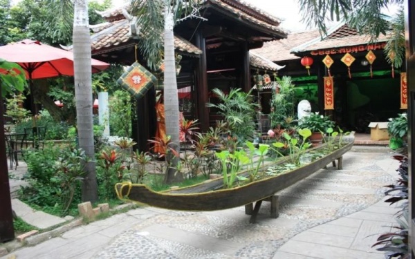 khung cảnh thanh bình tại quán cà phê Dáng Xưa