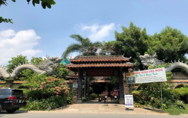 Khung cảnh quán cafe dang xưa với phong cách cổ điển như lạc vào một không gian yên bình