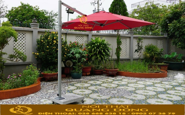 dù lệch tâm tròn loại 3 mét gam màu đỏ đô, thiết kế chắc chắn phù hợp cho sân vườn