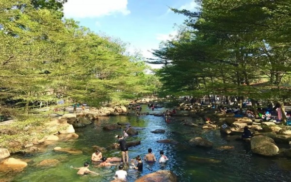 dòng suối mát trong lành, khung cảnh xanh - sạch- đẹp