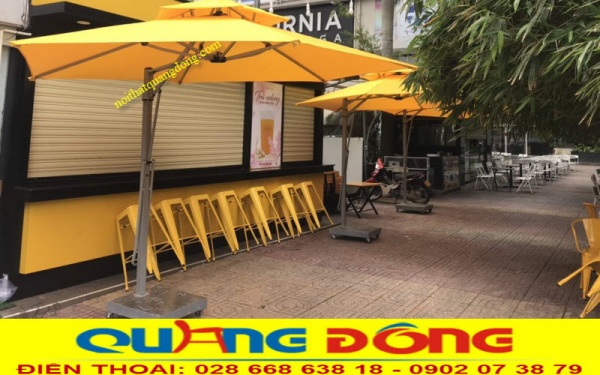 Mẫu dù lệch tâm tròn màu vàng với đường kính tán 3,7 mét diện tích che nắng rộng
