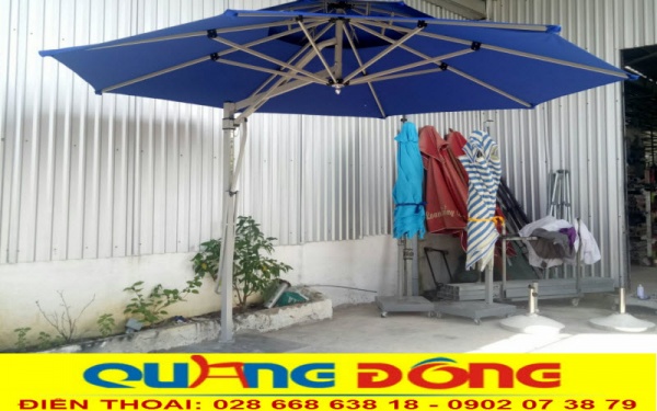 Mẫu dù lệch tâm 3,7 mét màu xanh dương đậm tạo cảm giác mát mẻ