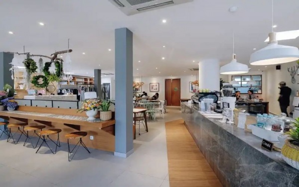 Không gian quán Gentle Cafe được trang trí khá bắt mắt và sang trọng