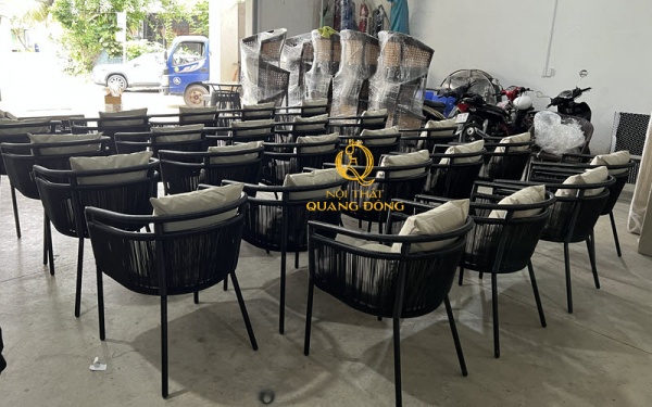 Ghế giả mây thành phẩm kiểm tra chất lượng tại xưởng Nội Thất Quang Đông