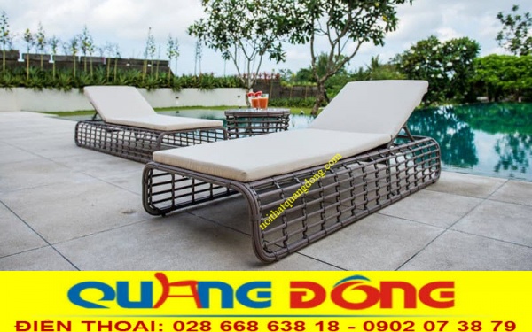 Ghế nằm hồ bơi đan nhựa giả mây QD-1253 Ghế nằm thư giãn tắm nắng cho hồ bơi bằng nhựa giả mây cao cấp đan thủ công được trưng bày ở bể bơi, bãi biển