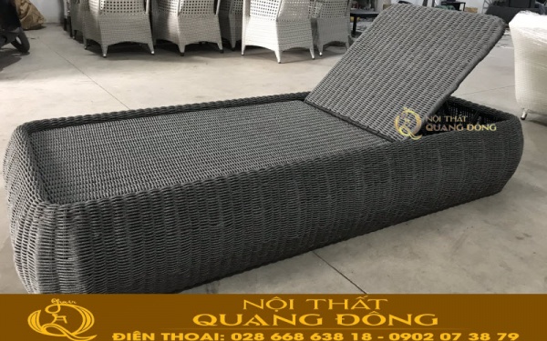 Mẫu ghế nằm hồ bơi QD-1256 thiết kế không có tay vịn, nhưng được trang bị tính năng nâng hạ điều chỉnh độ cao nhiều cấp sẽ tạo cảm giác thoải mái hơn cho người nằm. Điểm nổi bật là được đan sợi dây dù polythene cho sợi mây nhựa, loại chất liệu này cũng rất bền và nhiều màu sắc kích thước đa dạng không kém sợi mây nhựa.