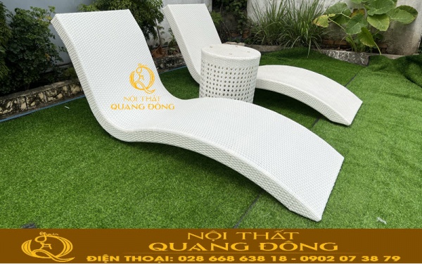 Ghế nằm hồ bơi kiểu dáng mới lạ đẹp mắt gam màu trắng tinh khôi sang trọng được ghi hình tại xưởng sản xuất