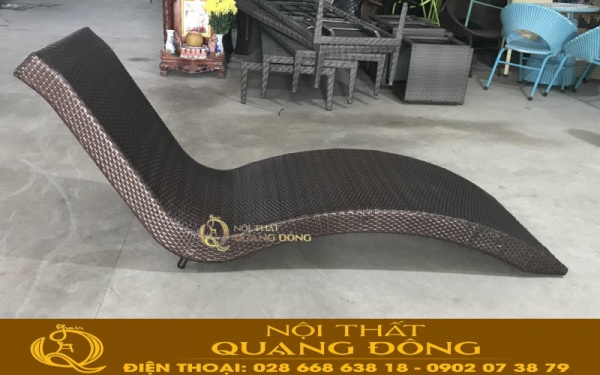 Mẫu ghế thư giãn tắm nắng cho hồ bơi QD-1260 mang màu sắc nâu giả gỗ tạo sự gần gũi với thiên nhiên