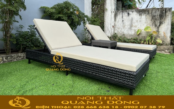 Ghế nằm hồ bơi mây nhựa QD-1268 với màu đen sang trọng kết hợp nệm màu kem 