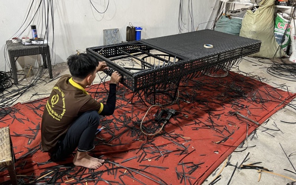 Ghế nằm hồ bơi giả mây QD-1268 được sản xuất ứng dụng với 2 cách đan, một kiểu đan kín và một kiểu đan thoáng kết hợp
