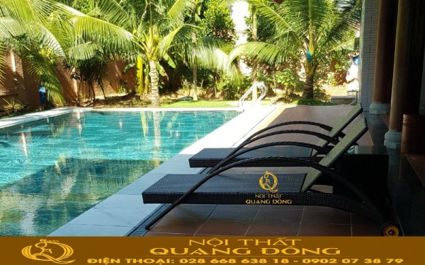Mẫu giường tắm nắng thư giãn cho hồ bơi bằng nhựa giả mây, kiểu dáng uốn lượn đẹp mắt, được thiết kế tay vịn, bánh xe vô cùng tiện nghi