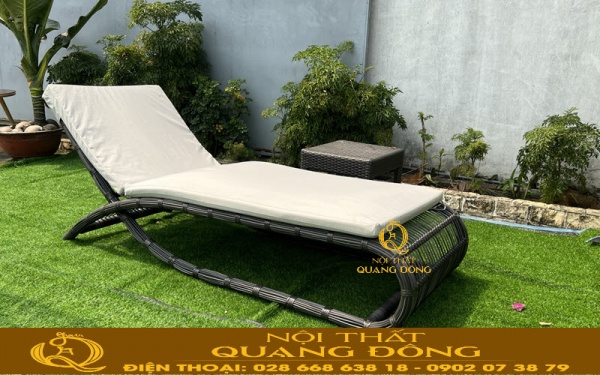 Ghế nằm hồ bơi QD-563 màu xám kết hợp nệm lót màu trắng, thêm chiếc bàn vuông nhỏ xinh thêm tiện nghi hơn