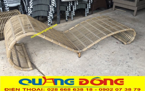 Ghế nằm hồ bơi QD-579 đan sợi mây nhựa bản lớn siêu bền Ghế nằm hồ bơi QD-579 được làm bằng sợi nhựa giả mây bán nguyệt bản lớn siêu bền, nhìn rất giống sợi mây tự nhiên