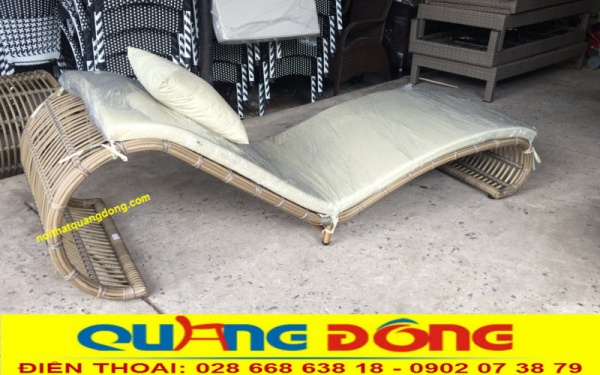 Ghế nằm hồ bơi giả mây QD-579 sử dụng nệm lót tạo sự êm ái Mẫu ghế nằm hồ bơi đan sợi nhựa giả mây tre tự nhiên tuyệt đẹp sử dụng nệm lót màu trắng làm tăng thêm độ hoàn hảo cho sản phẩm