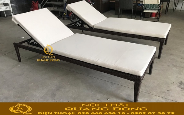 Mẫu ghế nằm hồ bơi QD-585 thiết kế thanh gọn giúp tiết kiệm không gian được ghi hình tại Nội Thất Quang Đông