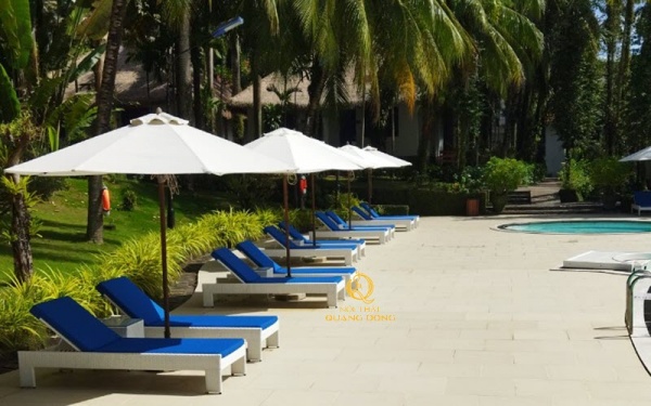 Ghế nằm hồ bơi QD-592 tỏa sáng tại khu vực hồ bơi  L’Azure Resort & Spa tại Phú Quốc