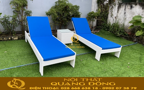 Ghế nằm hồ bơi QD-592 màu trắng, kết hợp nệm xanh hài hoà 