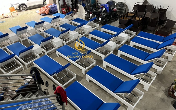 Ghế nằm hồ bơi giả mây QD-592 gam màu trắng nệm xạnh sản xuất theo đơn hàng L’Azure Resort & Spa tại Phú Quốc
