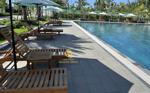Mẫu ghế nằm hồ bơi gỗ teak QD-1006 ghi hình tại bể bơi The Harmonia, Hoà Phát Quảng Ngãi