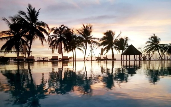 Không gian khu vực hồ bơi tại Palace resort Long Hải sử dụng ghế nằm hồ bơi mây nhựa QD-1268