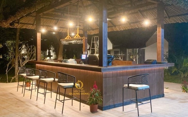 Ghế quầy bar được bày trí và sử dụng tại khu vực nhà hàng Palace Resort Long Hải Vũng Tàu 