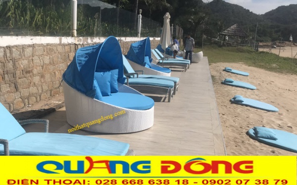 Mẫu giường tắm nắng có mái vòm QD-536 màu trắng, kết hợp mái vòm vải xanh tại Resort Anoasis Long Hải 