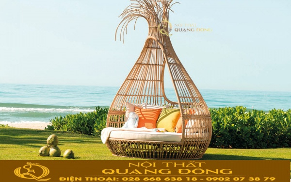 Giường nằm ngoài trời hình tổ chim độc lạ bằng mây nhựa giả mây được trưng bày ở khuôn viên bờ biển, bể bơi.