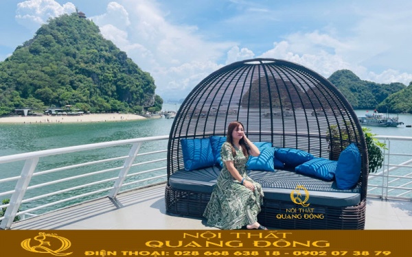 Mẫu giường tắm nắng có mái che dạng vòm độc lạ, nổi bật không gian ngoài trời khu vực hồ bơi, bãi biển