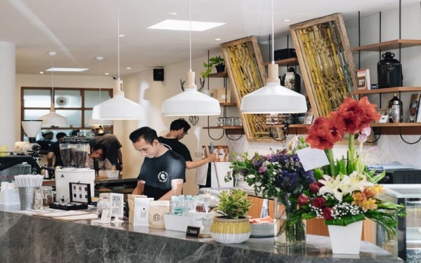 không gian pha chế và gọi món được thiết kế rất sang trọng và sạch sẽ, ngăn nắp