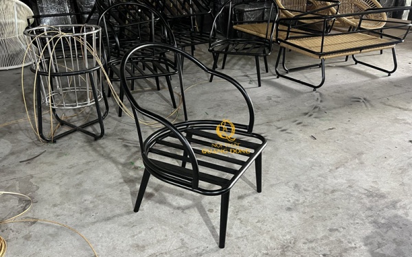 Bàn ghế giả mây QD-309 có khung bằng thép sơn tĩnh điện chắc chắn vuốt côn phần chân