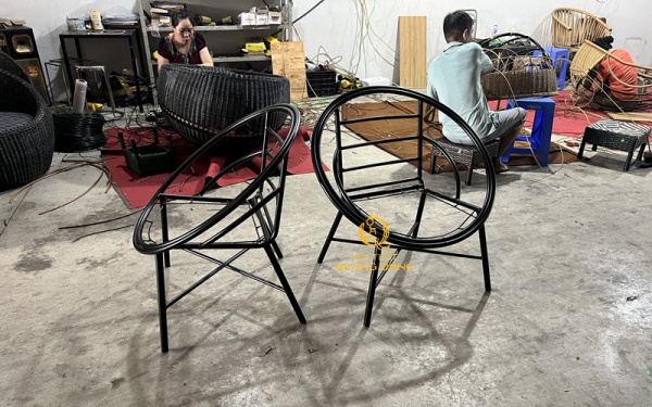 Khung ghế QD-2115 với phần lưng tròn dạng hình nón được tạo hình độc đáo trước khi hoàn thiện mây nhựa