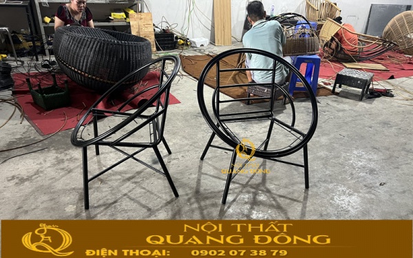 Khung ghế giả mây QD-282 được làm bằng thép sơn tĩnh điện chắc chắn, vững vàng