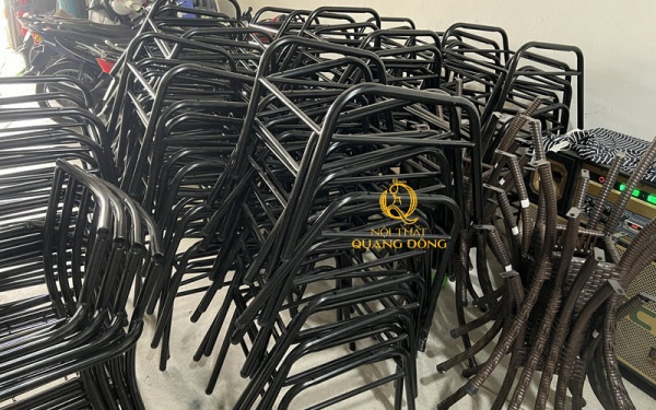 Khung ghế giả mây được sơn tĩnh điện bóng mịn chuẩn chất lượng, chống gỉ sét tốt khi dùng ở ngoài trời
