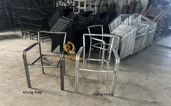 Bàn ghế giả mây được làm từ khung kim loại chắc chắn