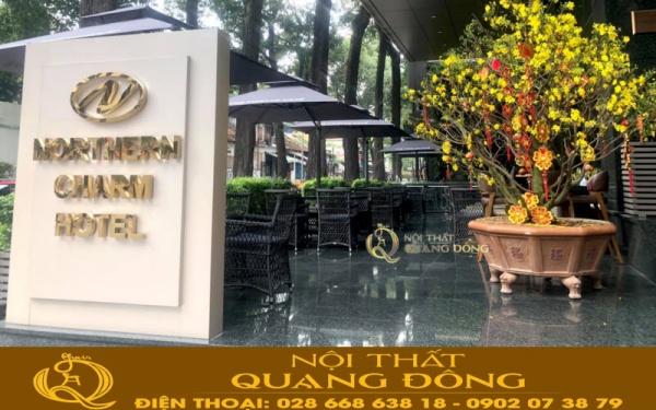 Khu vực sảnh garden ngoài trời Northern Charm Hotel Sài Gòn chọn bàn ghế giả mây QD-293