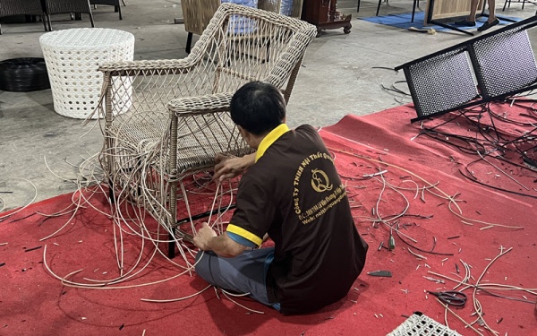 Người thợ lành nghề tại xưởng Nội thất Quang Đông chú trọng từng đường đan sản phẩm