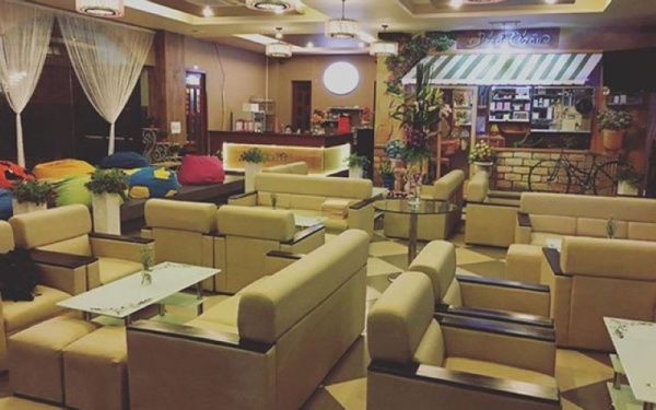 Phong cách quán cafe Phố Hoa với không gian trang trí đầy hoa tươi
