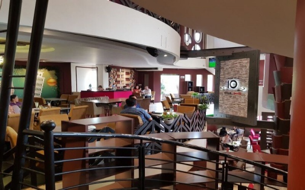 Rita Võ Cafe là quán cà phê “chanh sả” hơn một tí với không gian sân vườn và có cả phòng máy lạnh.
