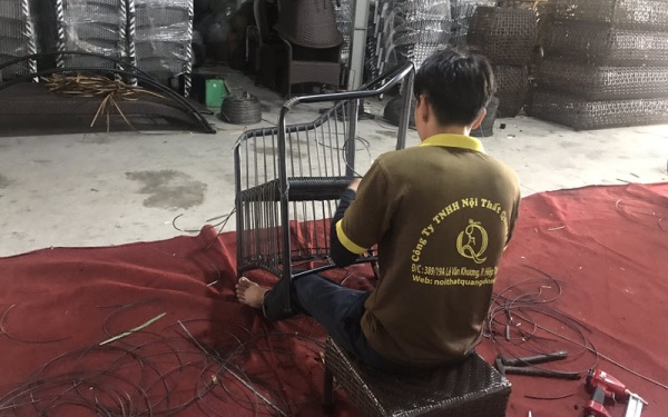 Đan ghế giả mây mây tại xưởng Nội Thất Quang Đông tại TP.HCM