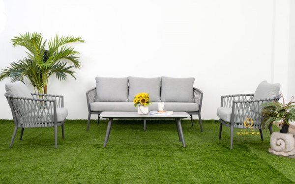 khung kim loại chắc chắn của sofa giả mây 