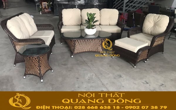 Bàn ghế sofa QD-640 với màu nâu kết hợp nệm gối màu kem tạo cảm giác ấm áp