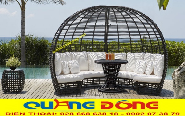 Mẫu sofa ngoài trời QD-655 có bàn tròn thiết kế biểu tượng như ly thủy tinh lạ mắt