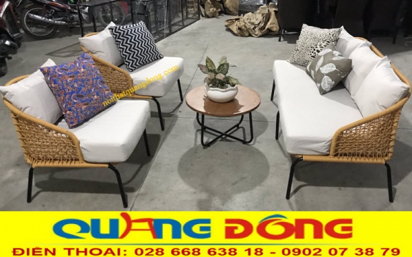Sofa giả mây QD-689 được làm từ sợi mây nhựa tròn 3.5ly màu vàng honey bắt mắt