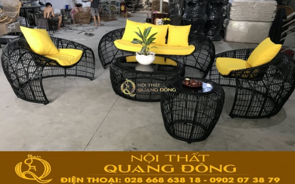 Sofa giả mây QD-706 gam màu đen được kết hợp nệm lót màu vàng tạo điểm nhấn nổi bật