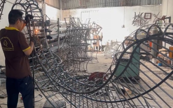 Sản xuất khung ghế hồ bơi giả mây