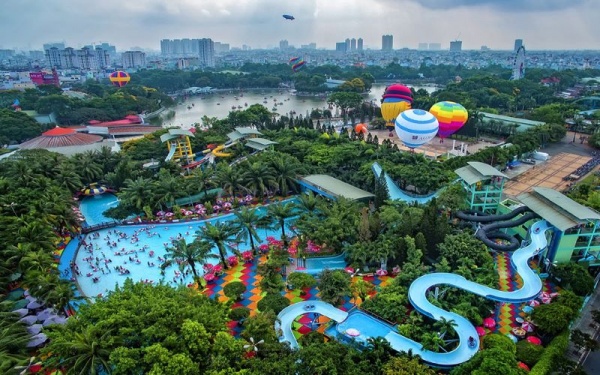 Tổng thể khung cảnh của đầm sen nước và đầm sen khô bao quang bởi những bóng cây xanh mát