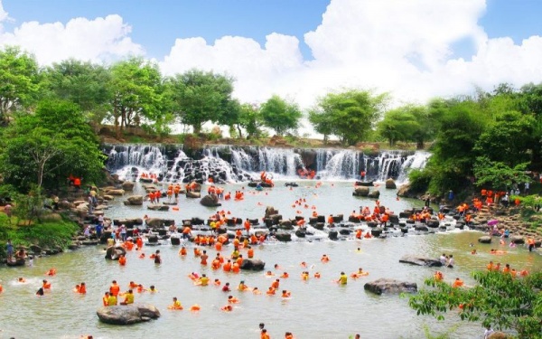 Bò cạp vàng sở hửu những tròn chơi rất thú vị vá sáng tạo, tạo cho du khách sự đổi mới khi đến nơi đây