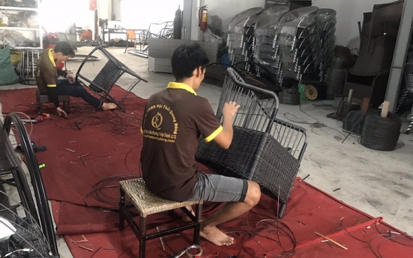 Những người thợ đan ghế giả mây tại xưởng Nội Thất Quang Đông tại Bình Mỹ Củ Chi, TP.HCM