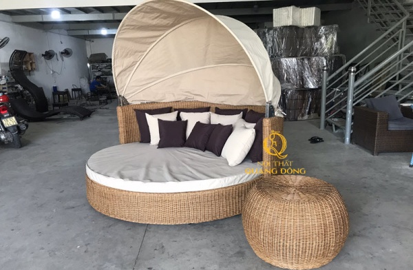 Mẫu giường tắm nắng có mái che khi mới hoàn thiện tại xưởng sản xuất Công Ty TNHH Nội Thất Quang Đông