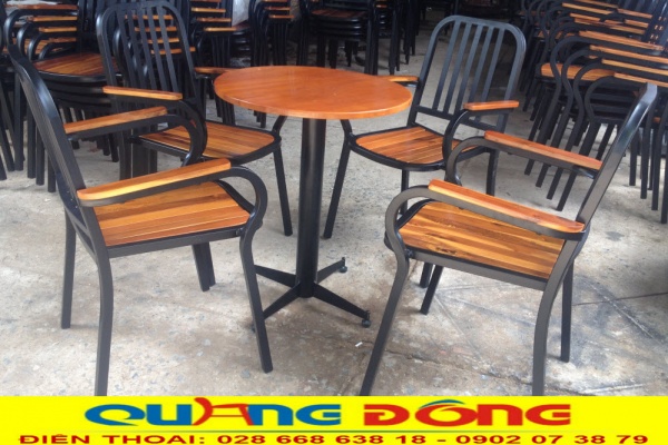 Bàn ghế ngoài trời bằng gỗ khung chân bằng sắt
